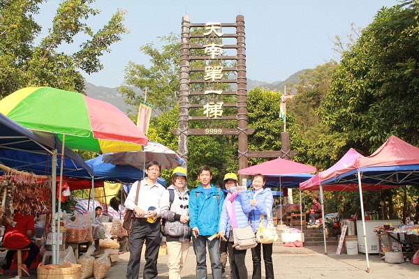 公司同事在“天南第一梯”下拍照